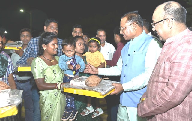 ख़बर पत्रवार्ता:मुख्यमंत्री ने नवा रायपुर में सफाई कर्मियों के साथ बांटी दीवाली की खुशियां,सफाई कर्मियों को मिठाई और उपहार दिए।    