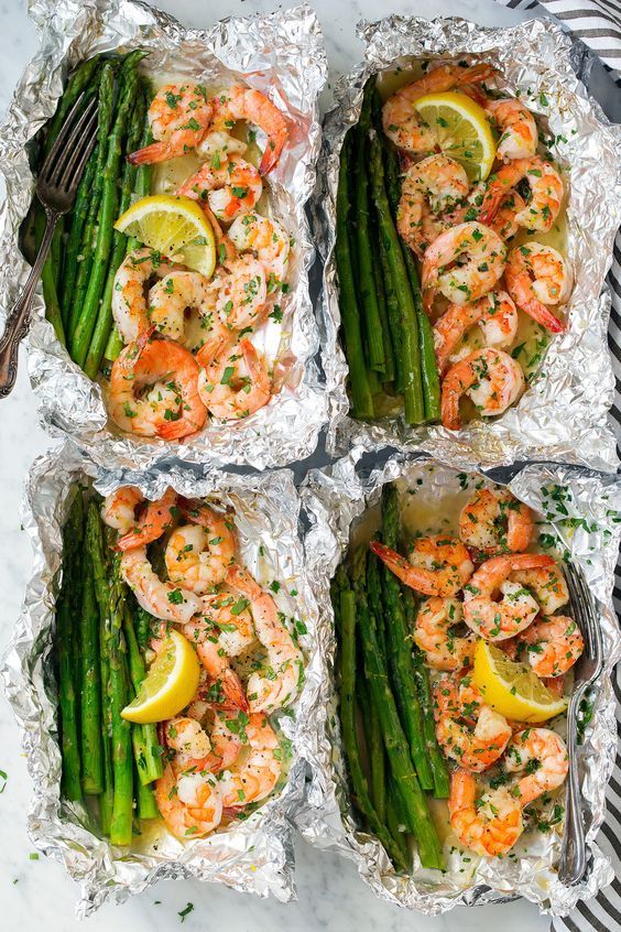 Shrimp and Broccoli Foil Packs with Garlic Lemon Butter Sauce – Whip up a super tasty shrimp meal in under 30 minutes! These quick and easy shrimp and broccoli foil packets baked in the oven …