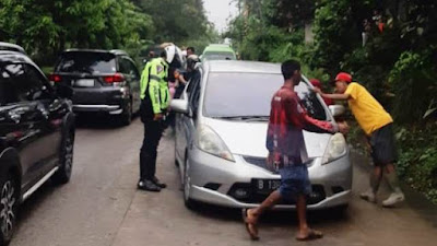 Urai Kemacetan, Satlantas Polres Serang Kota Evakuasi Mobil Mogok