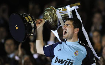 Iker Casillas with the Spanish Cup trophy