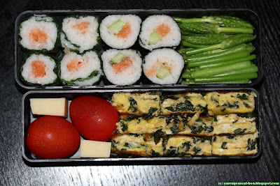 Bento des 25 bosses : makis au saumon en feuilles de consoude, maki au concombre et saumon en feuille de nori, omelette au cirse maraîcher et comté, aspergettes nature