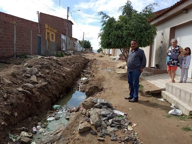 Vereador Deomedes Brito e moradores do Bairro Santo Agostinho cobram providência da Prefeitura para esgotos a céu aberto