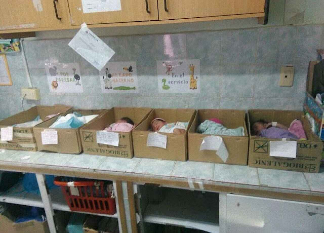 Recém-nascidos em caixas de papelão no hospital de Barcelona, estado Anzoátegui.