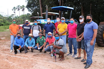 Entrega de tratores com implementos agrícolas