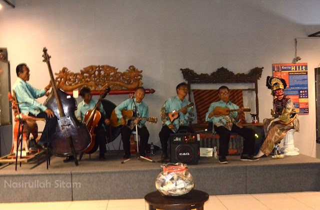 Mendengarkan lantunan lagu di dalam museum