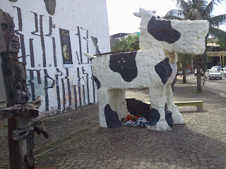 Cachorrão de Bel Borba no Largo de Sant`Anna faz muito tempo que virou dormitório e guarda tralhas dos moradores de rua que perambulam pelo bairro.