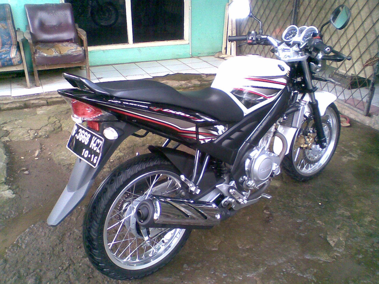 Vixion putih jari-jari  Modifikasi Yamaha Vixion Putih 2011