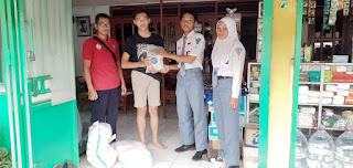 Pembagian beras Zakat Fitrah oleh SMK Wiworotomo Purwokerto