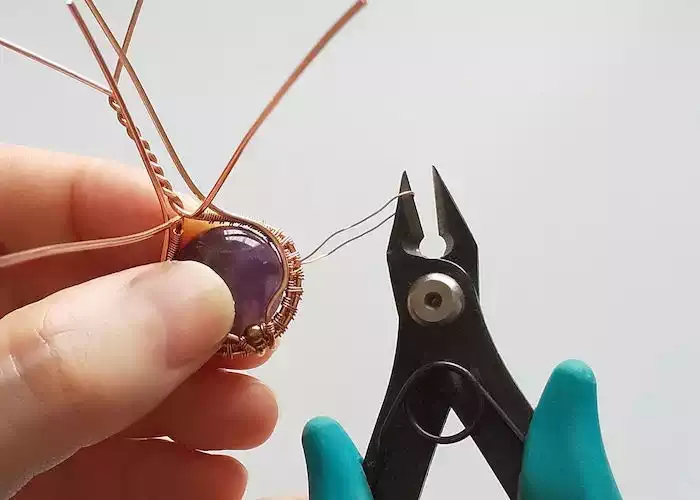 立体2-2編みのワイヤーペンダントの作り方/step8：カボション前面を支える
