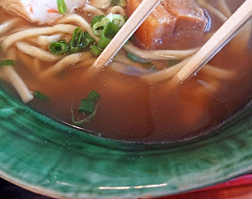 久高島特産イラブー粉末入りそばのスープの写真