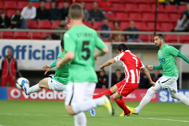 Ο Ariel Ibagaza κάνει το 2-0 στο 11ο λεπτό με σουτ.