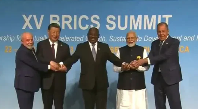 Nova Guerra Fria: BRICS se expande e estabelece uma Nova Ordem Internacional e Autoridade na saúde