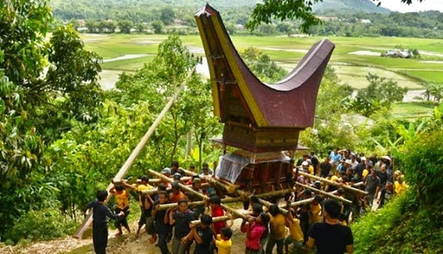 Suku Toraja Sulawesi Selatan dengan ritual Rambu Solo