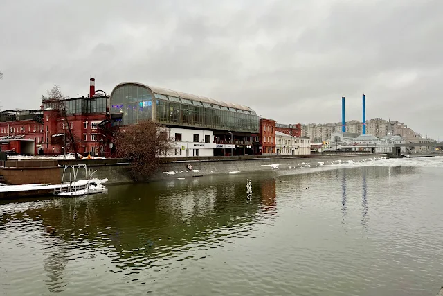 Крымская набережная, Водоотводный канал, бывшая кондитерская фабрика «Красный Октябрь»