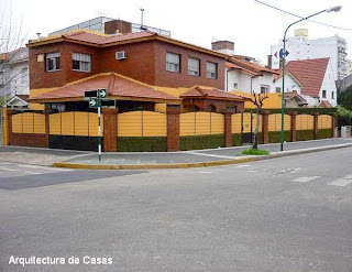 Casa cercada en esquina