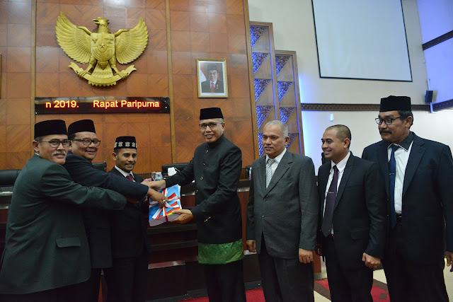 Plt Gubernur Aceh, Nova Iriansyah menghadiri Rapat Paripurna DPR Aceh dalam Rangka Penyerahan KUA-PPAS TA 2019 dan Rapat Paripurna Khusus DPR Aceh dalam Rangka Penyampaian Rancangan Qanun Aceh Tahun 2018 di Gedung Utama DPR Aceh, Senin 06-08-2018.