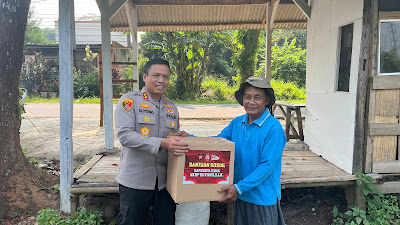 Jum'at Berbagi Kapolres Lebak Berikan Bantuan Kepada Pencari Rumput Di Parungsari Desa Sajira