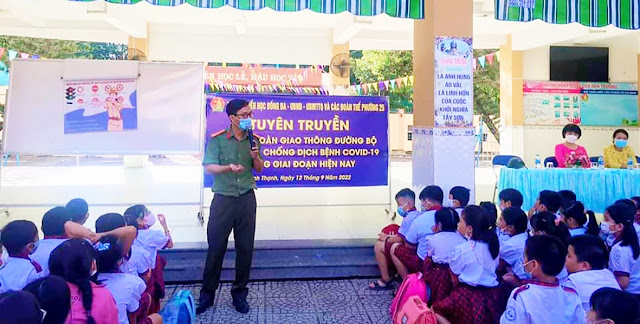 Báo cáo viên tuyên truyền Luật Giao thông đường bộ cho học sinh Trường Tiểu học Đống Đa. (Ảnh: MD) Báo cáo viên tuyên truyền Luật Giao thông đường bộ cho học sinh Trường Tiểu học Đống Đa. (Ảnh: MD)