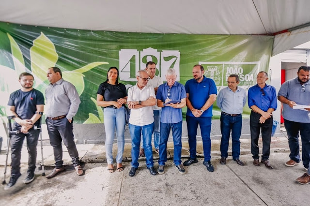 Cícero Lucena assina ordem de serviço para pavimentação de sete ruas no Cuiá  A semana segue intensa no programa de pavimentação de ruas da Prefeitura de João Pessoa. Em seu quarto ato consecutivo, o prefeito Cícero Lucena autorizou, nesta quinta-feira (11), o início das obras de infraestrutura e urbanização de sete ruas no bairro do Cuiá. Ao todo já são mais de 260 ruas com obras autorizadas ou entregues em toda a cidade.      “Temos o propósito claro de pavimentar mil ruas nessa primeira etapa e, quem sabe, conseguir zerar a demanda em toda a cidade. Esta é uma obra que promove qualidade de vida, melhora a mobilidade de veículos e pedestres, valoriza os imóveis e garante bem-estar aos moradores. É isso que queremos proporcionar a cada cidadão desta cidade”, afirmou o prefeito Cícero Lucena.  Desta vez estão inclusas as ruas Raimundo Cordeiro de Morais, Pastor Cleomanes de Oliveira, Sebastião Tenório, Dilson Pessoa, Edite Dutra Pessoa, Praia de Manaíra e Erandir Belo Peixoto. Todas serão reestruturadas no padrão atual de urbanização, com calçamento, padronização de calçadas, acessibilidade e com o plantio de mudas.  O secretário municipal da Infraestrutura, Rubens Falcão, destacou que com o ato a gestão chega à rua de número 268 com serviços iniciados ou entregues. “É uma demanda do prefeito imprimir um ritmo acelerado para que consigamos cumprir nossa meta e levar o benefício para o maior número de ruas possível”, afirmou.      Estiveram presentes os vereadores Toinho Pé de Aço e Marcelo da Torre; e o secretário executivo da Infraestrutura, Luciano Pereira, entre outros auxiliares da gestão municipal.