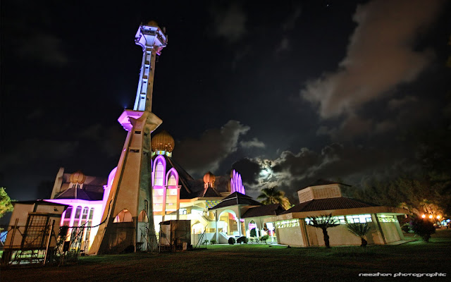 Masjid Unisza and the moon