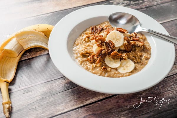 Oatmeal with Bananas, Pecans, and Brown Sugar