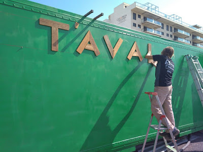 Colocando las letras hechas reciclando palets viejos.   