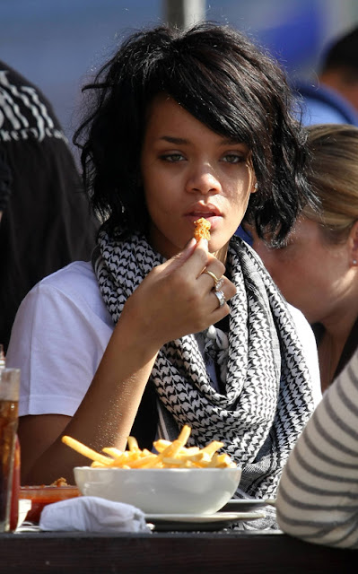 rihanna with no makeup on. rihanna without makeup on.