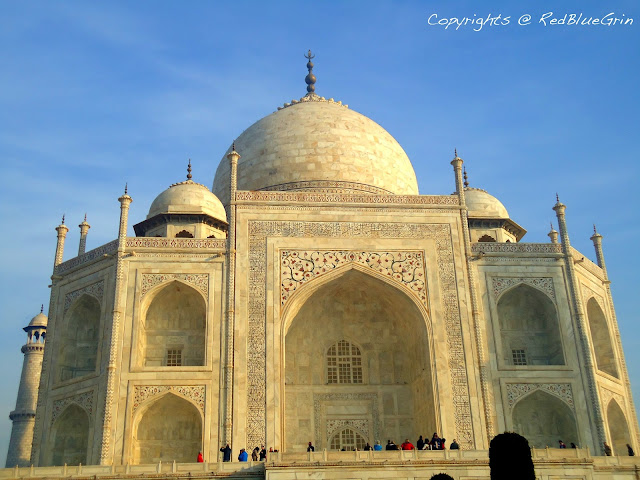 The typo on front in Urdu on taj Mahal