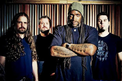 Foto de Sepultura posando para fans