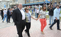  Prefeito Márcio Catão com a mãe, Maria José Catão, e a primeira-dama Cristiane Aguiar, na visita de entrega da Praça Olímpica à população