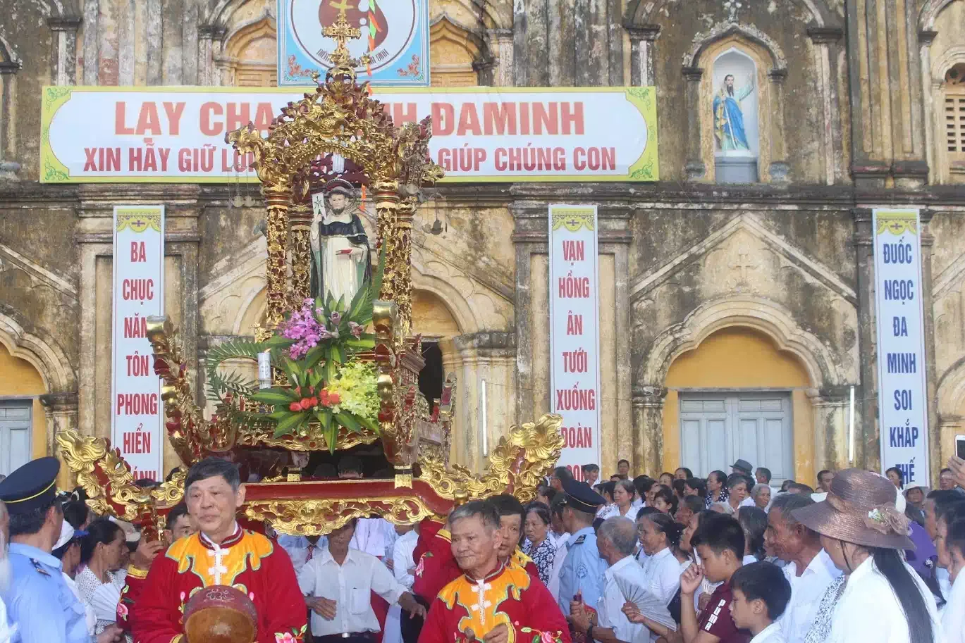 Kiệu thánh Đa Minh trong ngày đại lễ quen gọi là “Lễ Đầu Dòng” trước nhà thờ chánh toà Bùi Chu