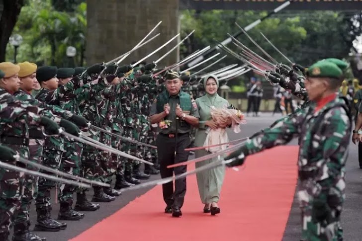 INILAH, Upacara Penyambutan Mayjen TNI Bobby Bersama Ny. Mia Bobby di Markas Kodam XIV/Hasanuddin Dengan Tradisi Pedang Pora Bersama Adat Bugis Makassar