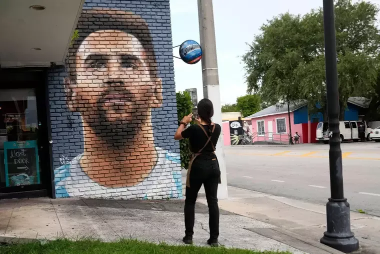 Inter Miami fans move quick to paint mural of Lionel Messi