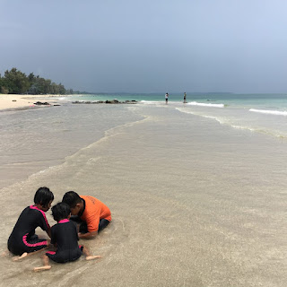 Bersantai di Pantai Batu Layar.