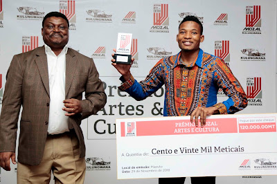 João Timane recebendo prémio Mozal Artes e Cultura 2018