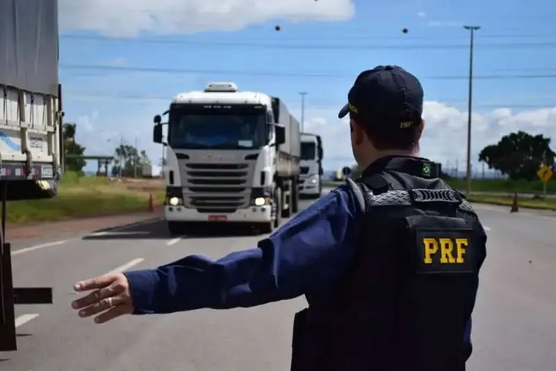 Agente da PRF dando ordem de parada a carreta em rodovia federal