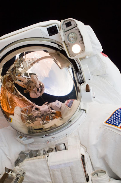 spacewalk-astronot-john-grunsfeld-astronomi