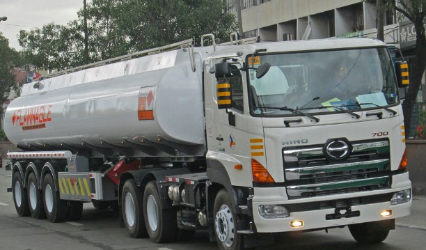 gambar modifikasi truk Hino 700 Flammable Tanker