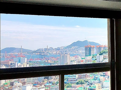 아파트 내부에서 본 낮에 본 풍경