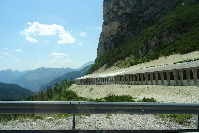 Leitplanke , Tunnel auf dem Weg zum Pordoijoch,Berge, Südtirol 