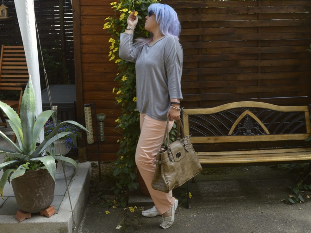 Apricot Summer Day Outfit -  Summer Outfit with pastel apricot Jeans, grey Jumper  and white Leather Loafers - posted by Annie K, Fashion and Lifestyle Blogger, Founder, CEO and writer of ANNIES BEAUTY HOUSE - a german fashion and beauty blog