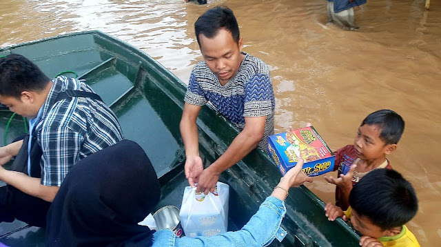 Puluhan Outletnya Tutup Karena Terendam Banjir. Wong Solo Group Pilih Sebar Bantuan ke Para Korban 
