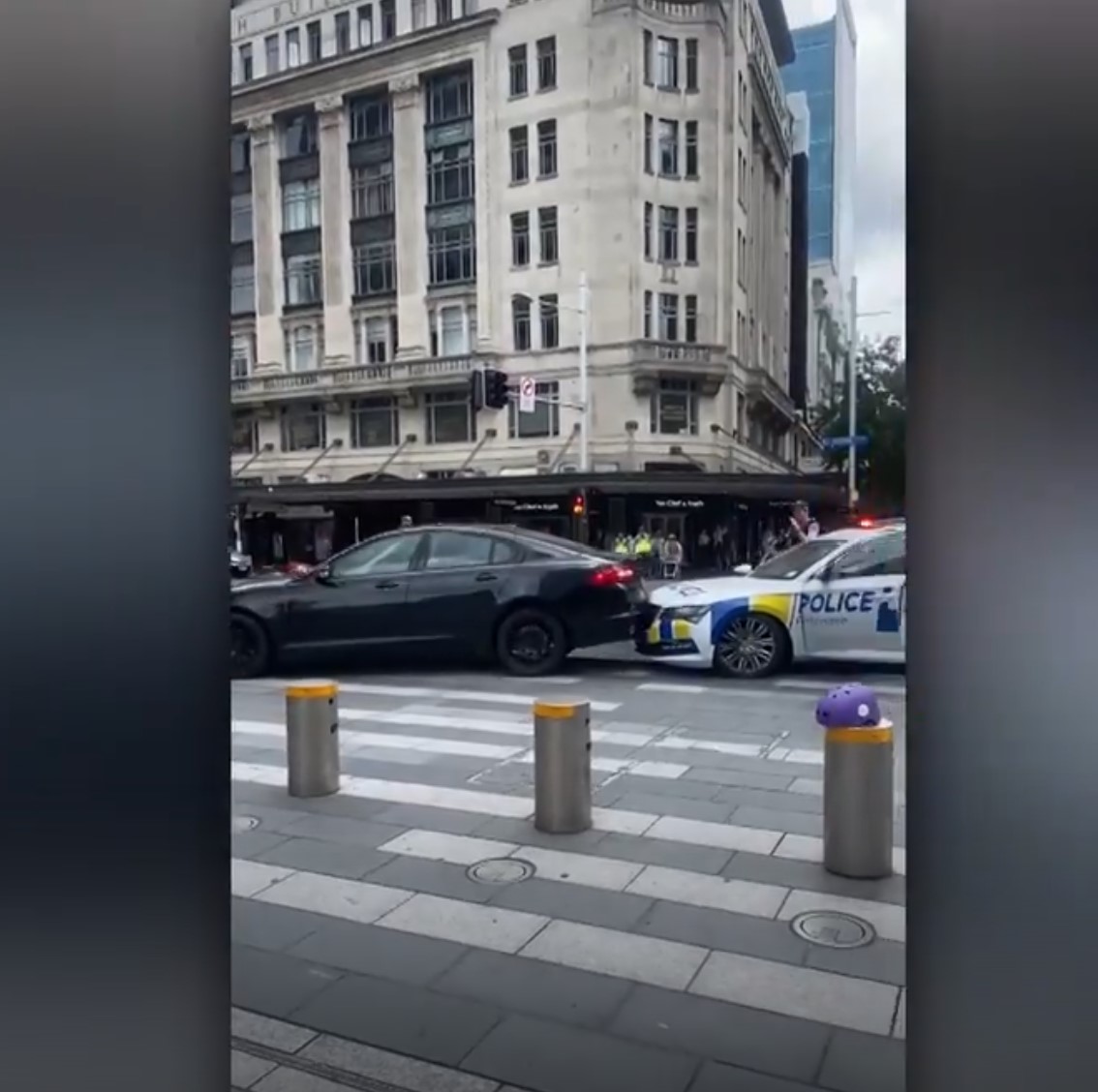 Những người đi bộ ở cuối phố Queen đã bị sốc khi chứng kiến cảnh chiếc xe cảnh sát bị tông. (NGUỒN: VIDEO NGƯỜI DÂN CUNG CẤP)