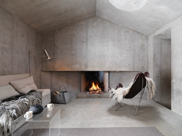 гостиная с камином в стиле минимализм в бетонном доме