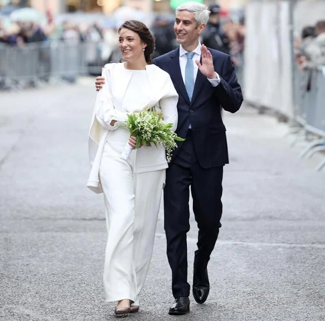 Princess Stephanie wore a blue dress. Princess Claire wore a yellow Gigi dress by Diane von Furstenberg. Maria teresa