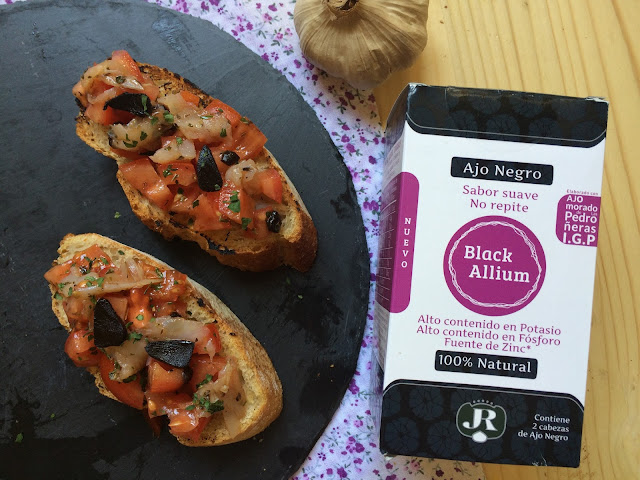 bruschetta de tomate, bacalao ahumado y ajo negro receta