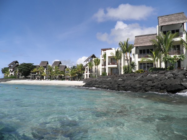 Plage et hôtel le Touessrok vus de la navette bateau