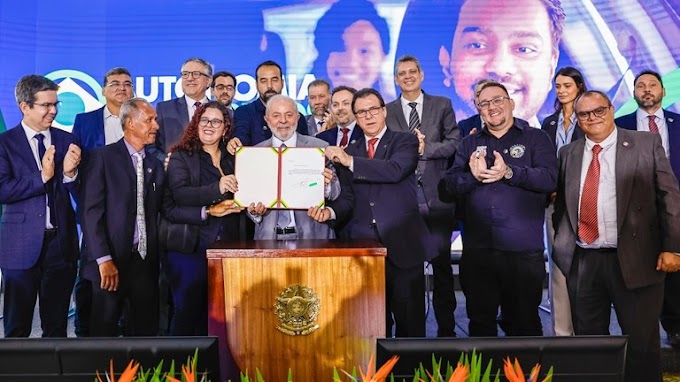 Lula assina Projeto de Lei que cria pacote de direitos para motoristas de aplicativos.