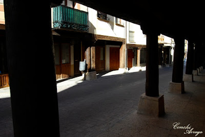 Imagen de los soportales de la calle mayor, de madera muy oscura y que como en todas las ciudades castellanas servian para resguardarse de las inclemencias del tiempo.