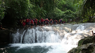 Mengajak anda untuk berpetualang mengarungi indahnya green valley sungai citumang dengan panorama alam biasa menakjubkan Dimulai starpoint dari mulut goa citumang anda bisa masuk kedalam goa dan memandang kindahan stalagnit-stalagnit didalamnya.Di green valley sungai citumang ini amat cocok sekali untuk tamasya keluarga karena dengan arusnya yang hening,malahan buah hati kecil sekalipun disini dibolehkan untuk ikut serta body rafting.